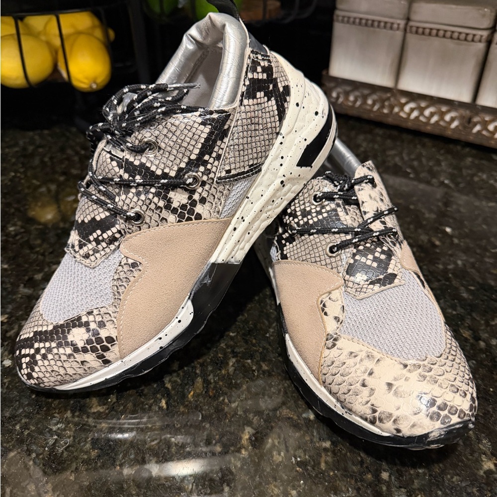Outwoods Metallic and Cream Sneakers